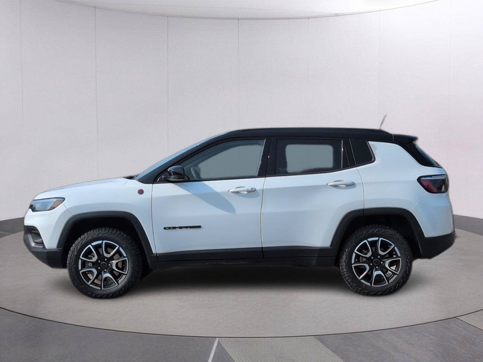 Used 2025 Jeep Compass Trailhawk AWD/4WD image 2