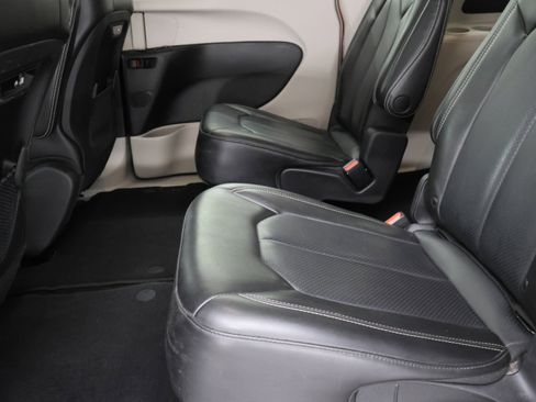Used 2023 Chrysler Pacifica Touring-L AWD/4WD image 38