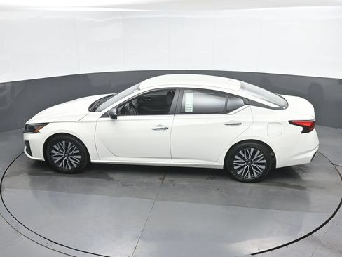 Used 2025 Nissan Altima 2.5 SV FWD image 36