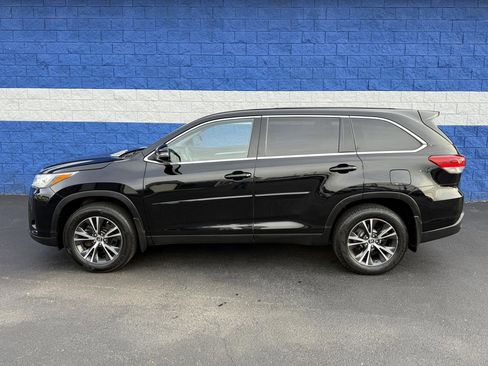 Used 2019 Toyota Highlander LE AWD/4WD image 16