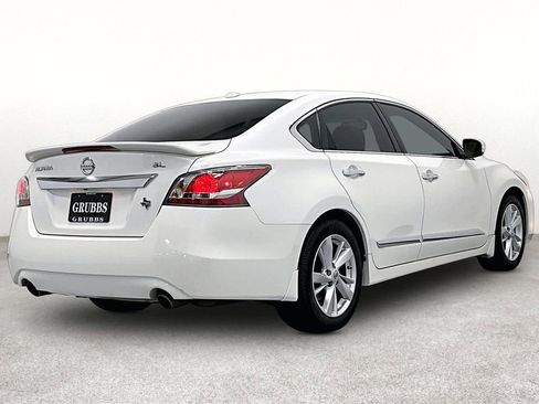 Used 2015 Nissan Altima 2.5 SL w/ Moonroof Package FWD image 2