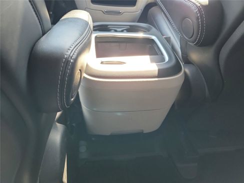 Used 2023 Chrysler Pacifica Touring-L FWD image 13