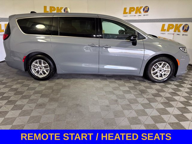 Used 2025 Chrysler Pacifica Select FWD image 2