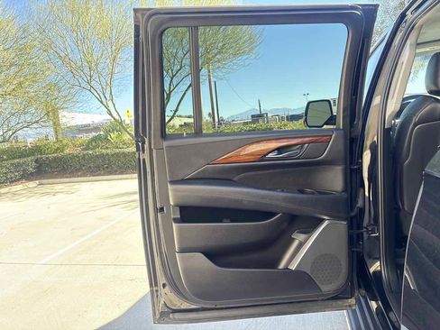 Used 2016 Cadillac Escalade ESV Luxury image 13