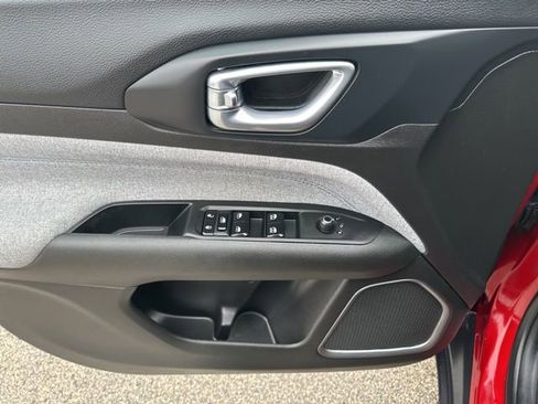 Used 2025 Jeep Compass Latitude image 18