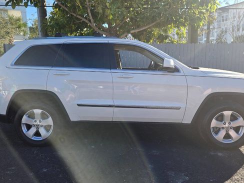Used 2012 Jeep Grand Cherokee Laredo image 2