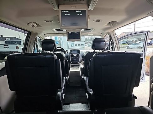 Used 2014 Chrysler Town & Country Touring-L image 31