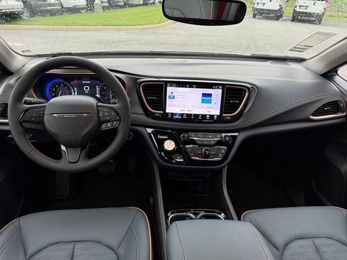 New 2027 Chrysler Pacifica Pinnacle w/ Theater Group FWD image 7