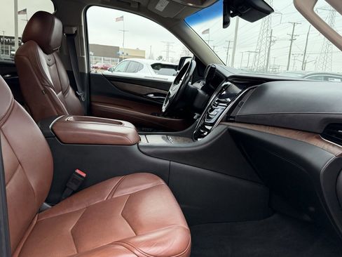Used 2015 Cadillac Escalade Luxury image 17