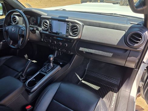 Used 2020 Toyota Tacoma TRD Sport w/ TRD Premium Sport Package AWD/4WD image 29