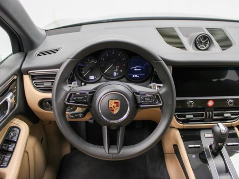 Certified 2025 Porsche Macan image 18