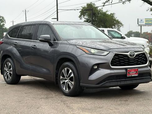 Used 2023 Toyota Highlander XLE FWD image 3