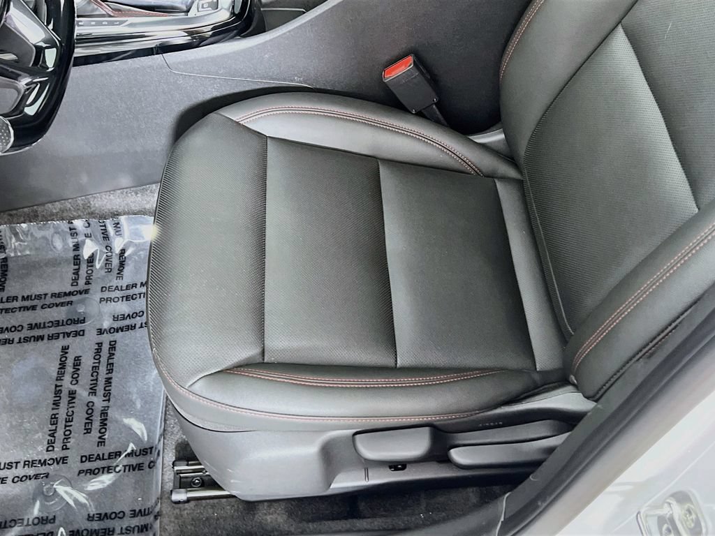 Used 2025 Chevrolet Trax RS w/ Sunroof Package FWD image 17