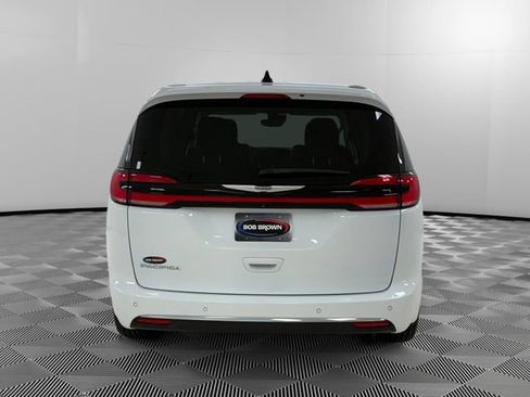 Used 2023 Chrysler Pacifica Touring-L FWD image 4