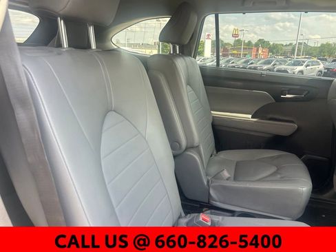 Used 2022 Toyota Highlander XLE AWD/4WD image 7