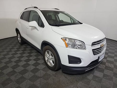 Used 2016 Chevrolet Trax LT w/ LPO, Cargo Package FWD image 2