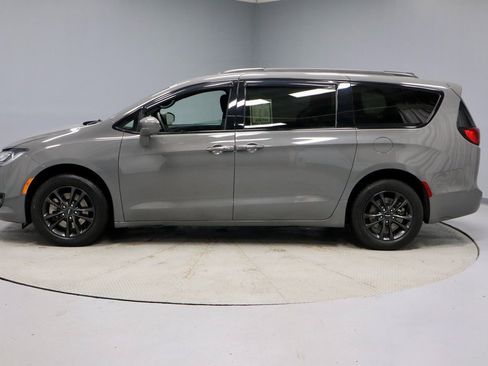 Used 2020 Chrysler Pacifica Touring-L w/ Advanced Safetytec Group image 8