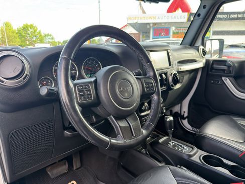 Used 2017 Jeep Wrangler Unlimited Sahara w/ Dual Top Group AWD/4WD image 11