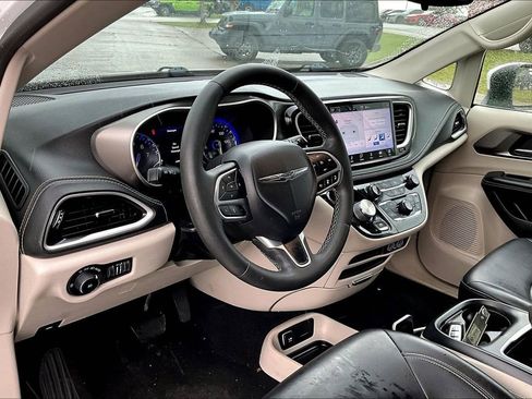 Used 2023 Chrysler Pacifica Touring-L FWD image 10