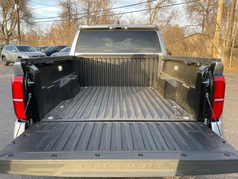 Used 2025 Toyota Tacoma TRD Off-Road AWD/4WD image 32