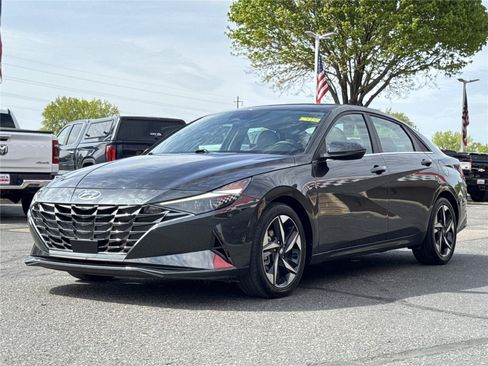Used 2023 Hyundai Elantra Limited FWD image 3