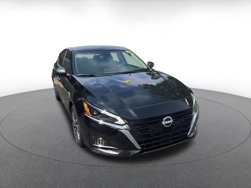 Used 2025 Nissan Altima 2.5 SV FWD image 3