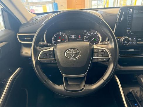 Used 2022 Toyota Highlander XLE image 25