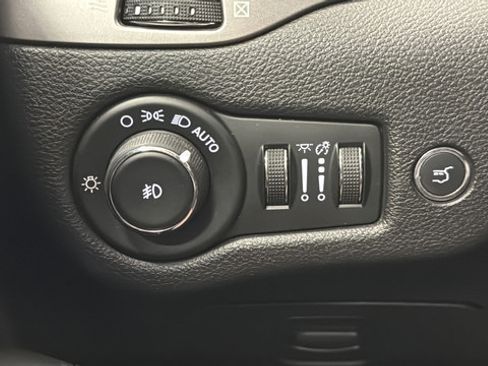 Used 2020 Jeep Cherokee Limited FWD image 30