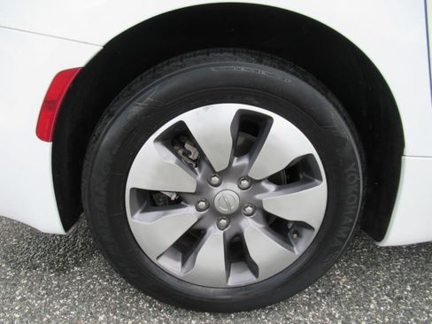 Used 2017 Chrysler Pacifica Platinum FWD image 8