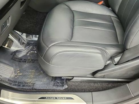 Used 2025 Land Rover Range Rover SE image 32