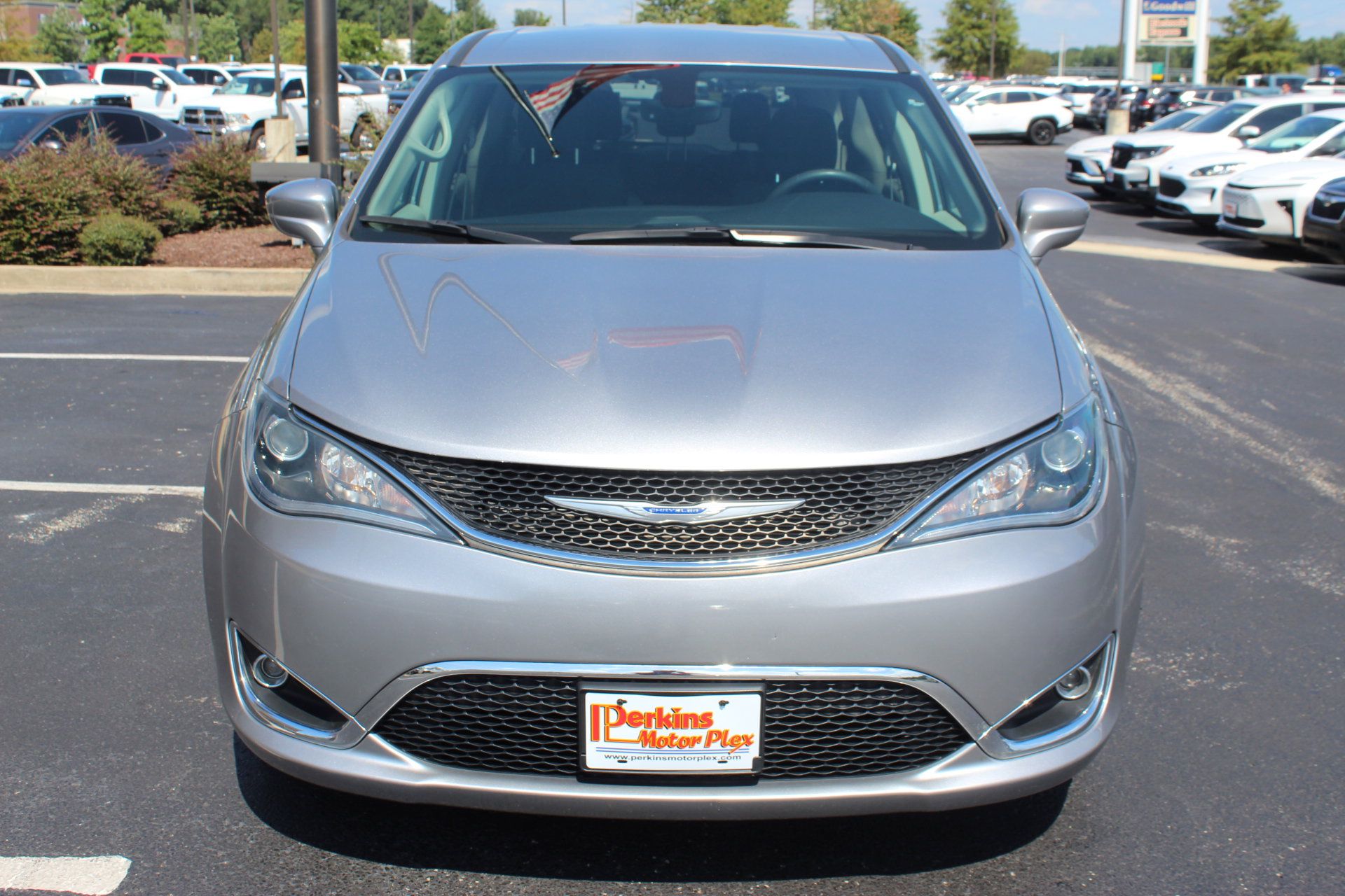 Used 2019 Chrysler Pacifica Touring Plus w/ Tire & Wheel Group FWD image 3