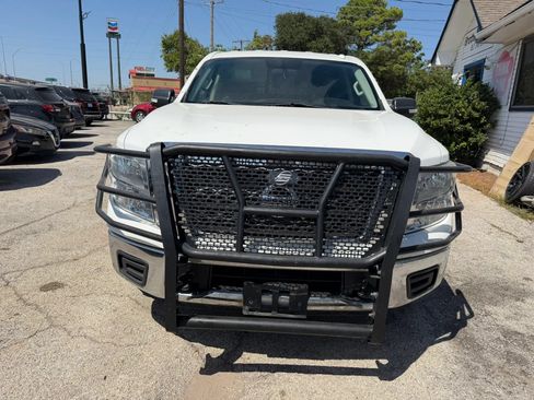 Used 2018 Nissan Titan SV AWD/4WD image 4