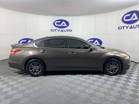 Used 2015 Nissan Altima 2.5 S w/ Sport Value Package image 2
