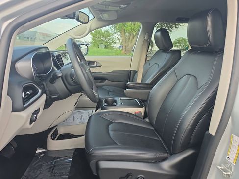 Used 2024 Chrysler Pacifica Touring-L image 11