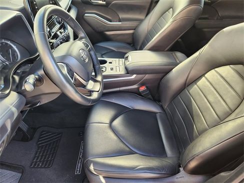 Used 2022 Toyota Highlander XLE image 14