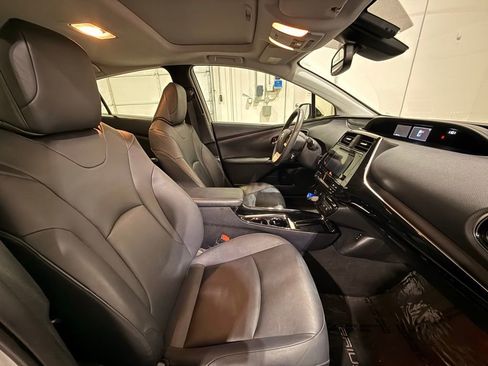 Used 2017 Toyota Prius Four w/ Premium Convenience Package image 32