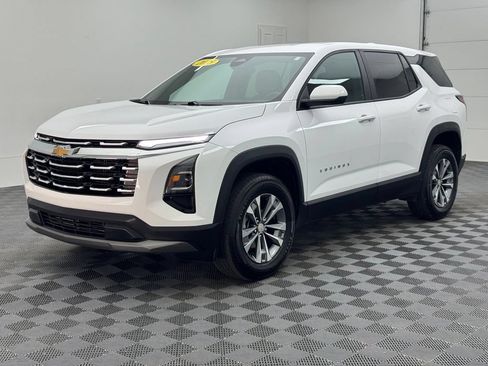 Used 2025 Chevrolet Equinox LT FWD image 2