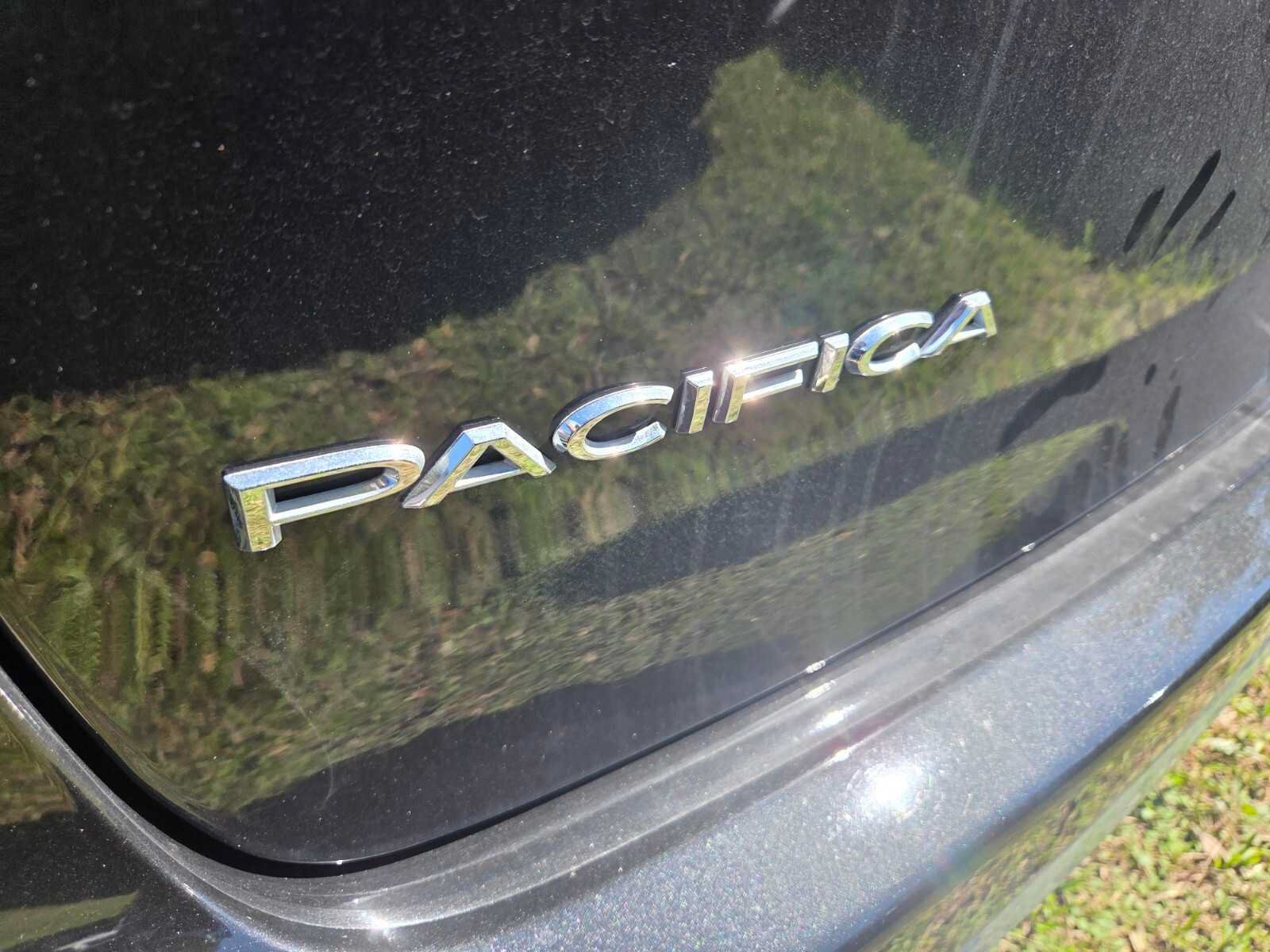 Used 2022 Chrysler Pacifica Touring-L AWD/4WD image 4