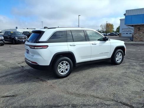 Used 2023 Jeep Grand Cherokee Laredo image 3