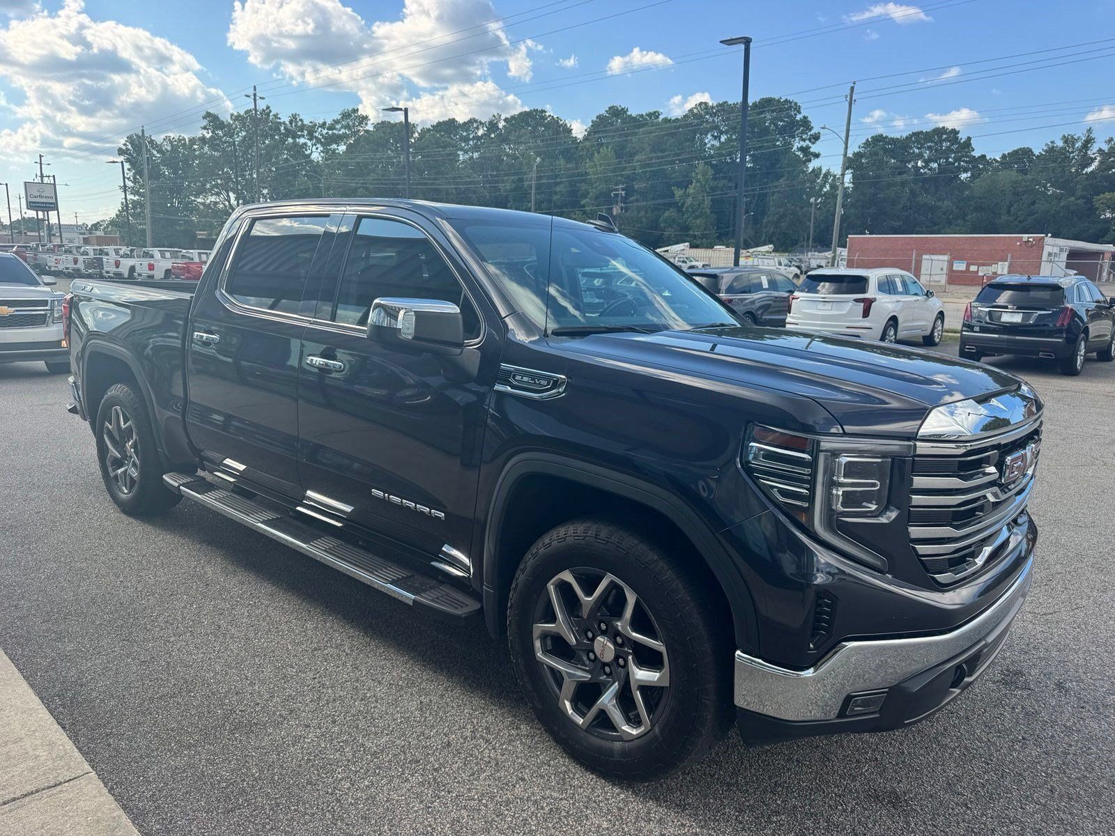 Used 2023 GMC Sierra 1500 SLT w/ SLT Premium Package AWD/4WD image 4