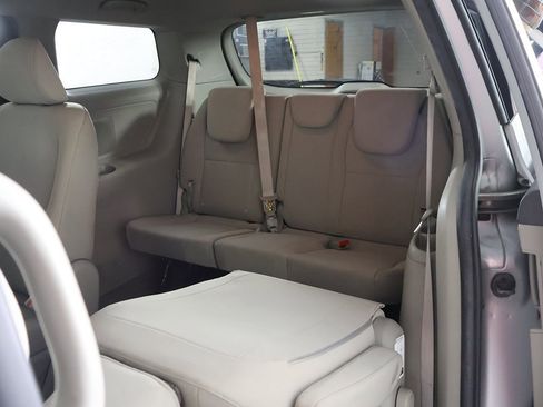 Used 2016 Kia Sedona LX image 26