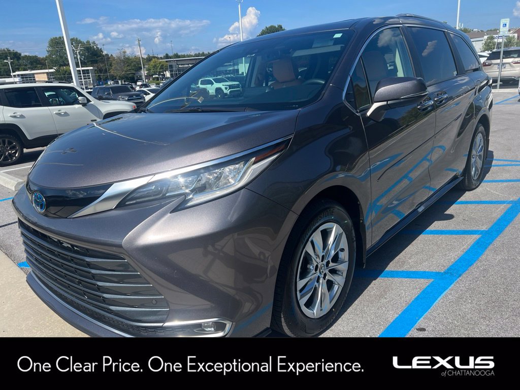 Used 2024 Toyota Sienna Limited FWD image 1