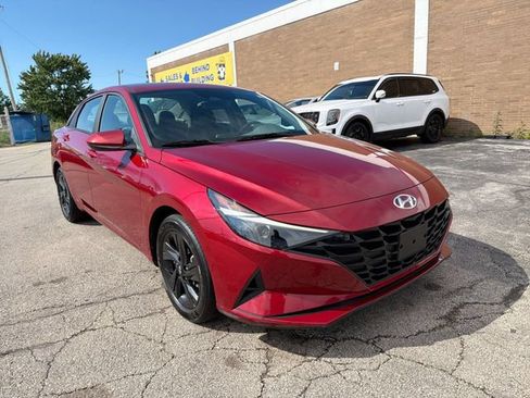 Used 2023 Hyundai Elantra SEL w/ Preferred Accessory Package FWD image 11