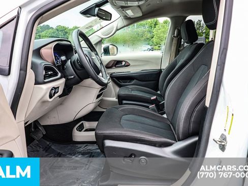 Used 2023 Chrysler Voyager LX FWD image 18