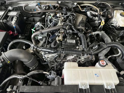 Used 2025 Toyota Tacoma SR5 AWD/4WD image 31