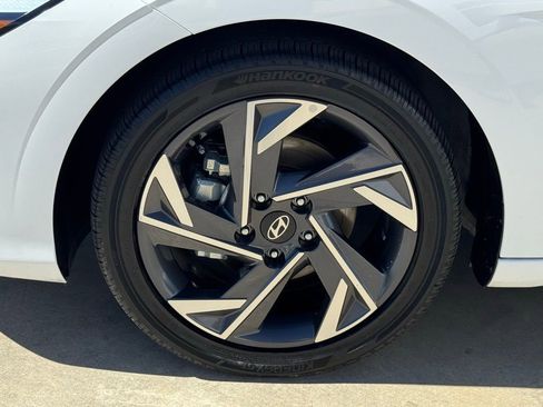 Used 2025 Hyundai Elantra Limited image 9