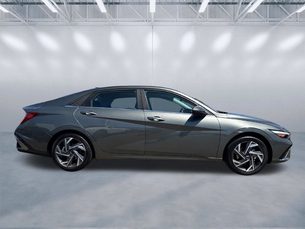 Used 2025 Hyundai Elantra SEL FWD image 3