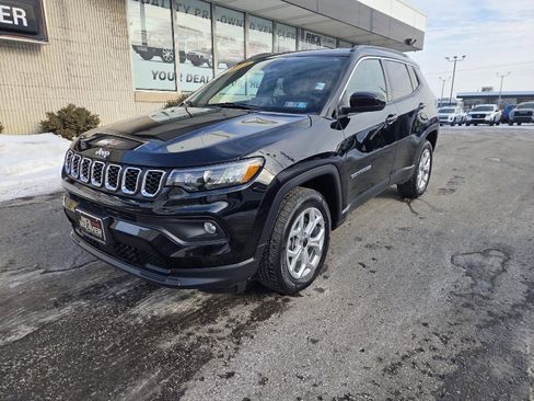 Used 2025 Jeep Compass Latitude image 2