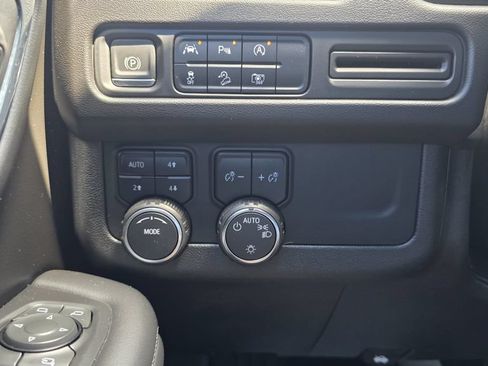 Used 2023 Chevrolet Tahoe Z71 w/ Luxury Package AWD/4WD image 21