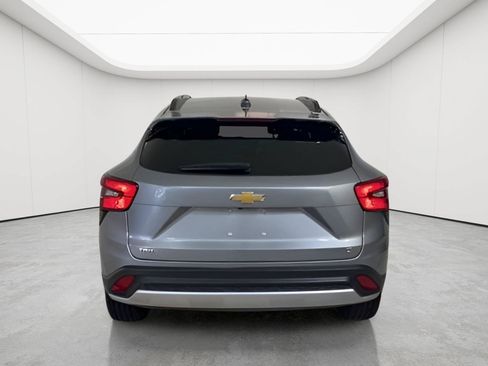 Used 2025 Chevrolet Trax LT FWD image 2